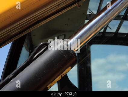 Hydraulikzylinder Zylinder und Kolben aus Stahl verchromt Stockfoto