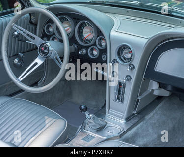 GROSSE POINTE SHORES, MI/USA - 17. JUNI 2018: Nahaufnahme einer Chevrolet Corvette 1963 Dashboard am EyesOn Design Car Show, in der Nähe von Detroit, Michigan. Stockfoto