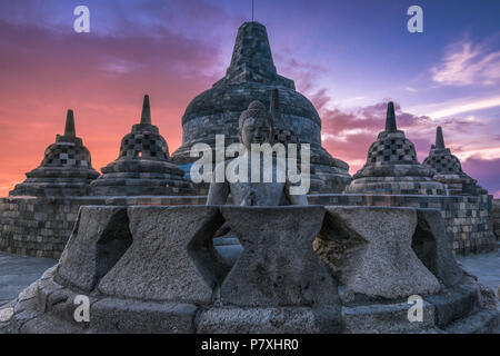 Morgen Meditation im Tempel Borobudur, Indonesien Stockfoto