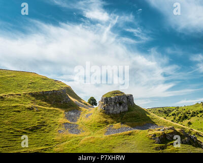 St. Peter Stein am nördlichen Ende der Cressbrook Dale. Die Website des letzten Galgen im Land. Stockfoto