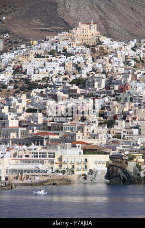 Ansicht vom Meer von Ano Syros und Emoupolis Bezirke von Syros Island, südliche Ägäis, Griechenland, PETER GRANT Stockfoto