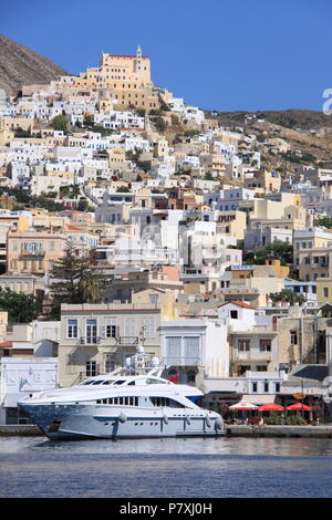 Ansicht vom Meer von Ano Syros und Emoupolis Bezirke von Syros Island, südliche Ägäis, Griechenland, PETER GRANT Stockfoto