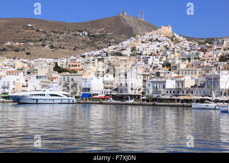 Ansicht vom Meer von Ano Syros und Emoupolis Bezirke von Syros Island, südliche Ägäis, Griechenland, PETER GRANT Stockfoto