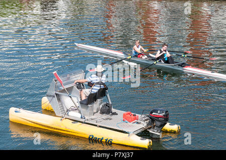 Zwei junge Männer in einem zwei Mann scull erhalten Coaching von einem rudern Ausbilder. Themse, Marlow, Buckinghamshire, England, Großbritannien Stockfoto