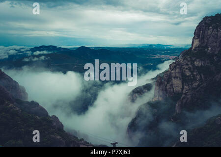 Berge in der Nähe von Kloster Montserrat in Spanien. Wolken und Nebel. Bäume auf Klippen. Sommer Urlaub in den Bergen. Stockfoto