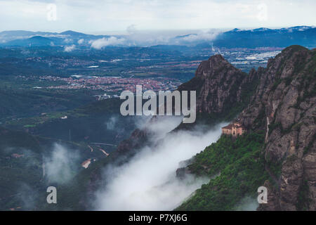 Berge in der Nähe von Kloster Montserrat in Spanien. Wolken und Nebel. Bäume auf Klippen. Sommer Urlaub in den Bergen. Stockfoto