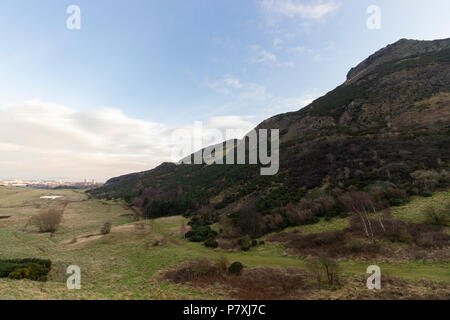 Anzeigen von Arthur Seat und den Park von Holyrood in Edinburgh, Schottland. Stockfoto