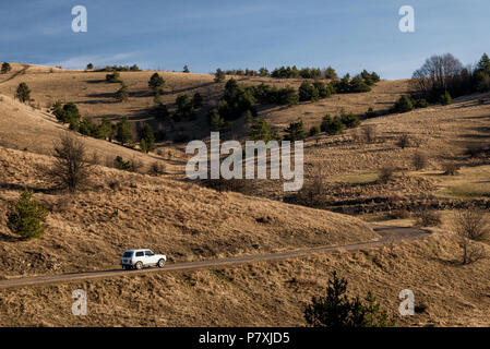 Russischen Geländewagen Lada Niva (VAZ 2121). Das Auto geht entlang der Bergstraße. Republik Krim. 7. März 2016 Stockfoto
