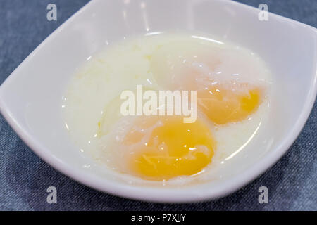 Halbe gekochte Eier traditionelle Singapur Frühstück namens Kaya Toast, selektiven Fokus Technik Stockfoto