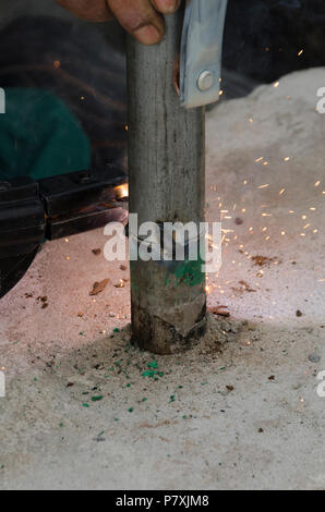 Schweißnähte an einem Geländer bei der Renovierung des Daches in den Abend in Italien Stockfoto