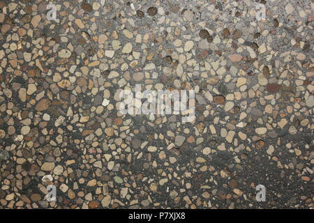 Extrem abgenutzt terrazzo Bodenbelag mit vielen patchwork Fixes und Dekaden der Verschleiß an den CTA Blue Line Zug Cumberland Station in Park Ridge, Illinois. Stockfoto