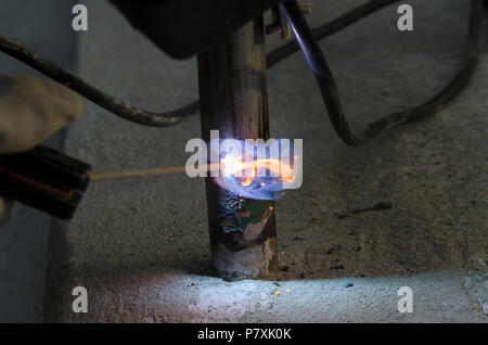 Schweißnähte an einem Geländer bei der Renovierung des Daches in den Abend in Italien Stockfoto