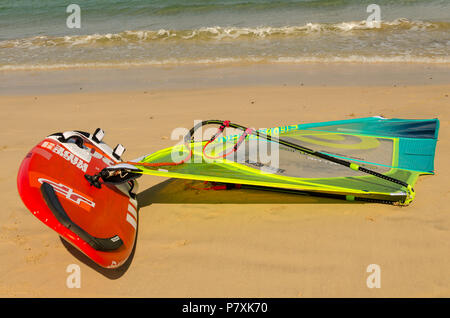 Sotavento Beach, Fuerteventura, Kanarische Inseln, Spanien: 26. Mai 2018. Windsurfen board im Sand am Sotavento Strand bei Ebbe Stockfoto