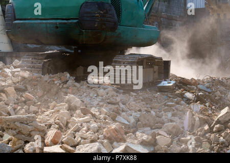 Blick auf Bagger Spur in der Baustelle. Bewegung. Stockfoto