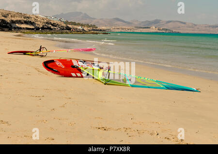 Sotavento Beach, Fuerteventura, Kanarische Inseln, Spanien: 26. Mai 2018. Windsurfen boards im Sand am Sotavento Strand bei Ebbe Stockfoto