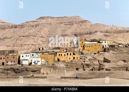 Moderne Ägyptische Häuser über den Ruinen von Deir el-Medina, das alte Dorf von Handwerkern, die im Tal der Könige, Luxor, Ägypten gearbeitet. Stockfoto