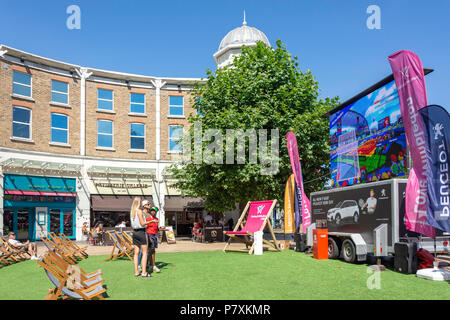 Wimbledon Championships TV-Bildschirm, die Piazza, Wimbledon, London Borough von Merton, Greater London, England, Vereinigtes Königreich Stockfoto