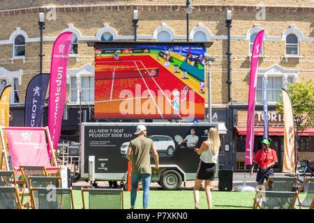 Wimbledon Championships TV-Bildschirm, die Piazza, Wimbledon, London Borough von Merton, Greater London, England, Vereinigtes Königreich Stockfoto