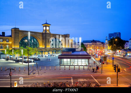 Nachtansicht von King's Cross Station in London, Großbritannien Stockfoto
