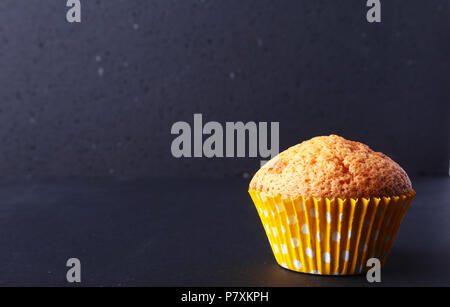 Leckere Schokolade Kuchen, Muffins auf einem weißen Tisch Stockfoto