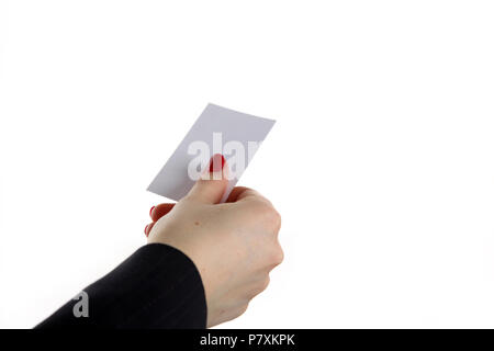 Weibliche Hand, die eine Visitenkarte im Büro Stockfoto