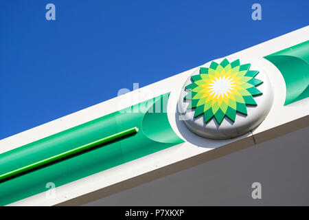 BP Zeichen an der Tankstelle. BP ist eine britische multinationale Öl- und Gasunternehmen mit Sitz in London, England. Stockfoto