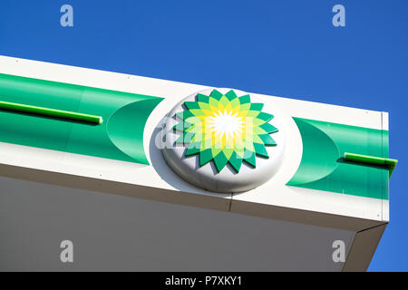 BP Zeichen an der Tankstelle. BP ist eine britische multinationale Öl- und Gasunternehmen mit Sitz in London, England. Stockfoto