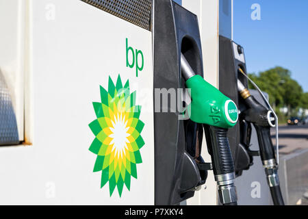 BP-Tankstelle. BP ist eine britische multinationale Öl- und Gasunternehmen mit Sitz in London, England. Stockfoto