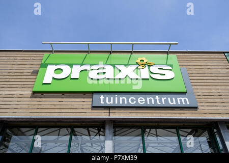 Praxis Garten Center zu speichern. Praxis ist eine der führenden DIY Marken in den Niederlanden und hat insgesamt 146 Stores und ist Teil der Maxeda DIY-Gruppe Stockfoto