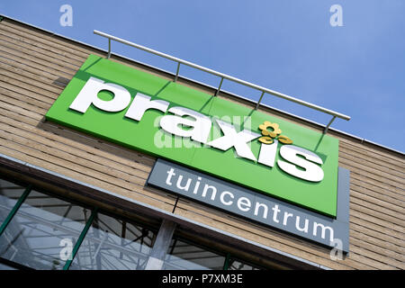 Praxis Garten Center zu speichern. Praxis ist eine der führenden DIY Marken in den Niederlanden und hat insgesamt 146 Stores und ist Teil der Maxeda DIY-Gruppe Stockfoto