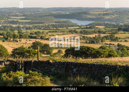 Blick von der Kakerlaken in der Staffordshire Peak District National Park in der Nähe von Lauch in warmen Sommerabend Licht mit dürren Gras im Querformat Stockfoto