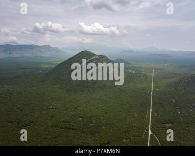 Das Brummen ist ein Restwert Hügel innerhalb der Popovo polje in Bosnien und Herzegowina. Dies ist ein typisches Beispiel seiner Art Karstphänomen dar. Stockfoto