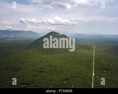 Das Brummen ist ein Restwert Hügel innerhalb der Popovo polje in Bosnien und Herzegowina. Dies ist ein typisches Beispiel seiner Art Karstphänomen dar. Stockfoto