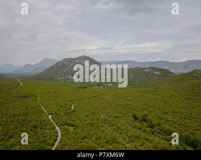 Das Brummen ist ein Restwert Hügel innerhalb der Popovo polje in Bosnien und Herzegowina. Dies ist ein typisches Beispiel seiner Art Karstphänomen dar. Stockfoto