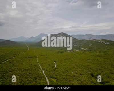 Das Brummen ist ein Restwert Hügel innerhalb der Popovo polje in Bosnien und Herzegowina. Dies ist ein typisches Beispiel seiner Art Karstphänomen dar. Stockfoto