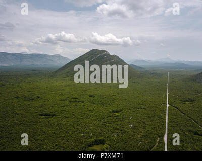 Das Brummen ist ein Restwert Hügel innerhalb der Popovo polje in Bosnien und Herzegowina. Dies ist ein typisches Beispiel seiner Art Karstphänomen dar. Stockfoto