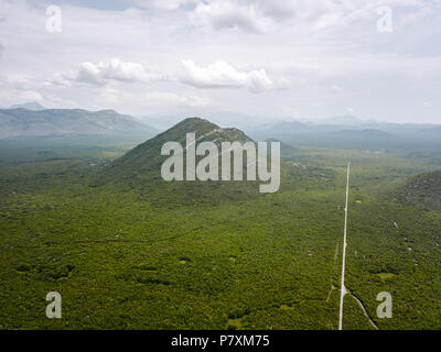 Das Brummen ist ein Restwert Hügel innerhalb der Popovo polje in Bosnien und Herzegowina. Dies ist ein typisches Beispiel seiner Art Karstphänomen dar. Stockfoto