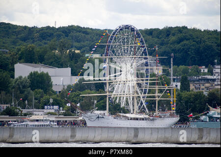 Museum Schiff Dar Pomorza eine polnische Full-manipulierten Segelschiff, und Riesenrad in Gdynia, Polen. 24. Juni 2018 © wojciech Strozyk/Alamy Stock Foto Stockfoto