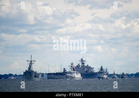 Polnische Oliver Hazard Perry klasse Lenkwaffenfregatte ORP General Kazimierz Pulaski (272) Ehemalige USS Clark (FFG-11), Chinesisch Typ 054 A (NATO Jiangka Stockfoto