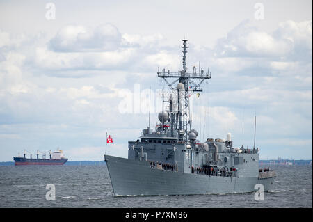 Polnische Oliver Hazard Perry klasse Lenkwaffenfregatte ORP General Kazimierz Pulaski (272) Ehemalige USS Clark (FFG-11) während die Marine Parade zu feiern. Stockfoto