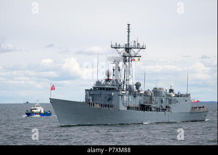 Polnische Oliver Hazard Perry klasse Lenkwaffenfregatte ORP General Kazimierz Pulaski (272) Ehemalige USS Clark (FFG-11) während die Marine Parade zu feiern. Stockfoto