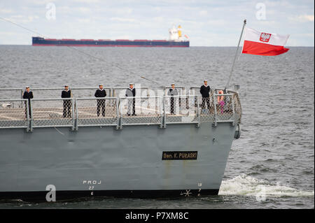 Polnische Oliver Hazard Perry klasse Lenkwaffenfregatte ORP General Kazimierz Pulaski (272) Ehemalige USS Clark (FFG-11) während die Marine Parade zu feiern. Stockfoto