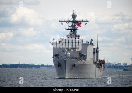 Amerikanische Harpers Ferry-Klasse dock Landung Schiff USS Oak Hill (LSD-51) während die Marine Parade 100 annversary der polnischen Marine in Gdynia, Polan zu feiern. Stockfoto