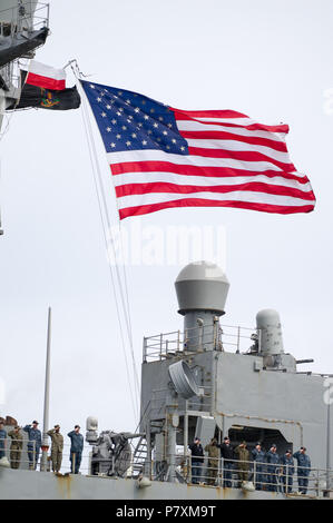 Amerikanische Harpers Ferry-Klasse dock Landung Schiff USS Oak Hill (LSD-51) während die Marine Parade 100 annversary der polnischen Marine in Gdynia, Polan zu feiern. Stockfoto