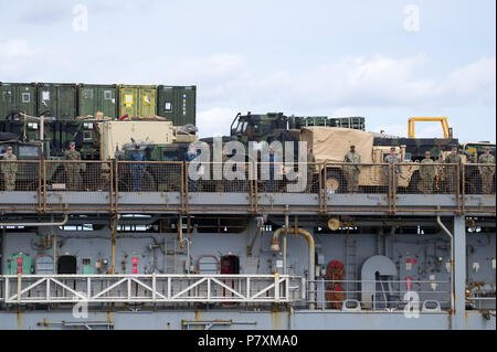 Amerikanische Harpers Ferry-Klasse dock Landung Schiff USS Oak Hill (LSD-51) während die Marine Parade 100 annversary der polnischen Marine in Gdynia, Polan zu feiern. Stockfoto