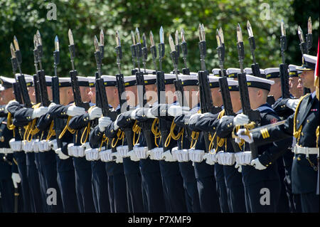 Polnische Marine Ehrengarde Einheit während der Feier des 100. Jahrestages der polnischen Marine in Gdynia, Polen. 24. Juni 2018 © wojciech Strozyk/Alamy Stockfoto