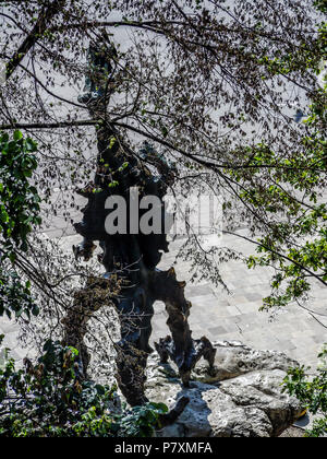 Silhouette einer Statue des legendären Wawel Dragon am Fuße des Wawel Hill, Krakau, Polen Drachen von Schloss Wawel - Symbol von Krakau. Stockfoto