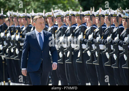 Andrzej Duda, Präsident von Polen und polnische Marine Ehrengarde Einheit während der Feier des 100. Jahrestages der polnischen Marine in Gdynia, Polen. Jun Stockfoto