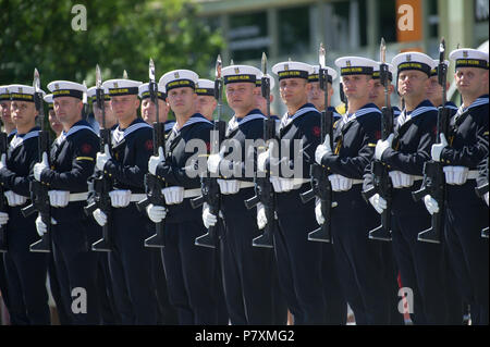 Polnische Marine Ehrengarde Einheit während der Feier des 100. Jahrestages der polnischen Marine in Gdynia, Polen. 24. Juni 2018 © wojciech Strozyk/Alamy Stockfoto