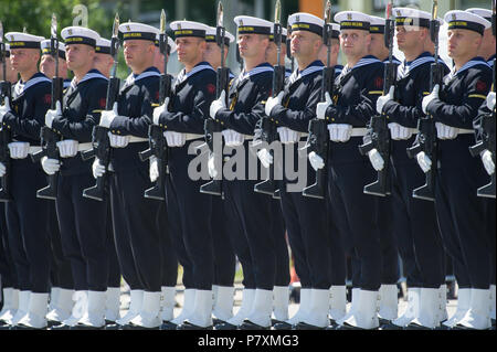 Polnische Marine Ehrengarde Einheit während der Feier des 100. Jahrestages der polnischen Marine in Gdynia, Polen. 24. Juni 2018 © wojciech Strozyk/Alamy Stockfoto